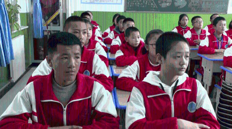 李佳洁说偶像是黑夜屏幕里伸出的手，你怎么看？游戏画面